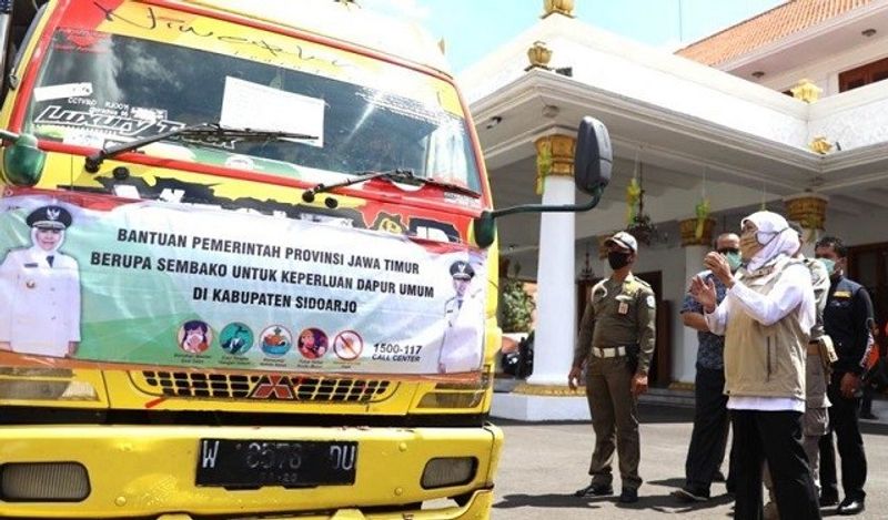 Gubernur-Jatim-Khofifah-berangkatkan-truk-sembako-ke-Sidoarjo-foto-Purnomo-SP
