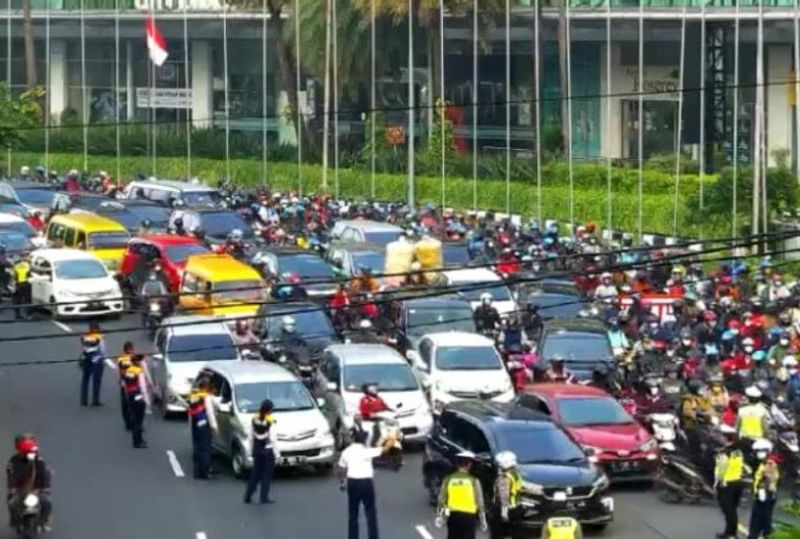 macet-bunderan-waru