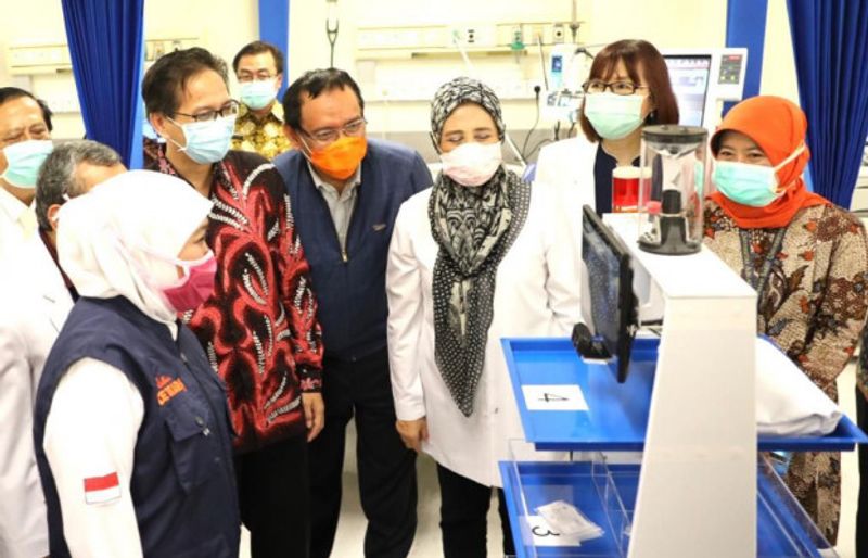Gubernur_Jawa_Timur_Khofifah_bersama_ITS_dan_Unair_melihat_cara_kerja_Robot_Rais