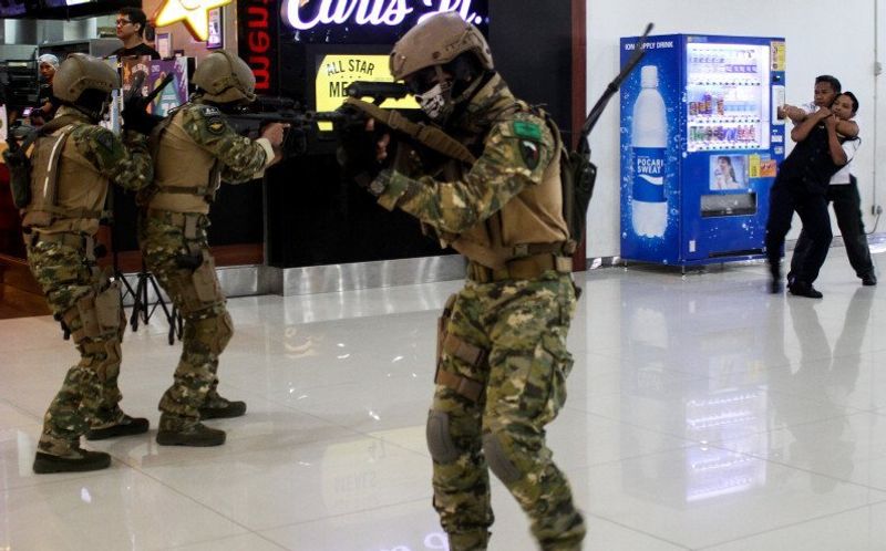 Simulasi-Anti-Teror-Di-Bandara-150419-Um-1
