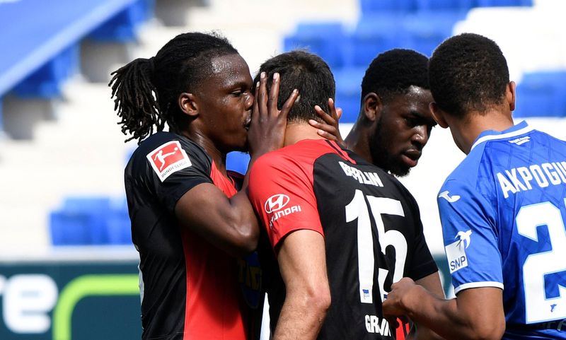 Dedryck Boyata mencium marko grujic (dailymail co uk)