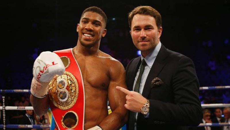 Eddie Hearn dan Anthony Joshua (stuff co nz)