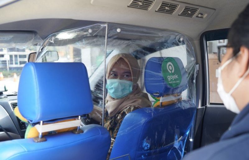 Gojek-Pasang-Sekat-Pelindung-di-Armada-GoCar-1