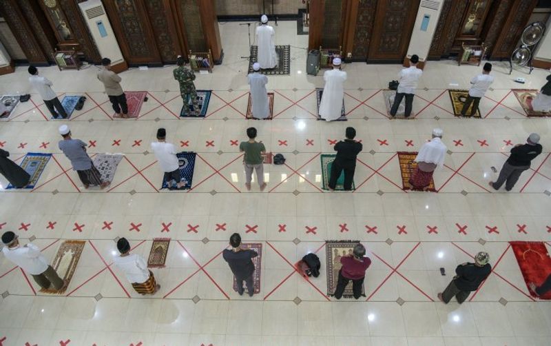 antarafoto-salat-jumat-pertama-bekasi-290520-par-5