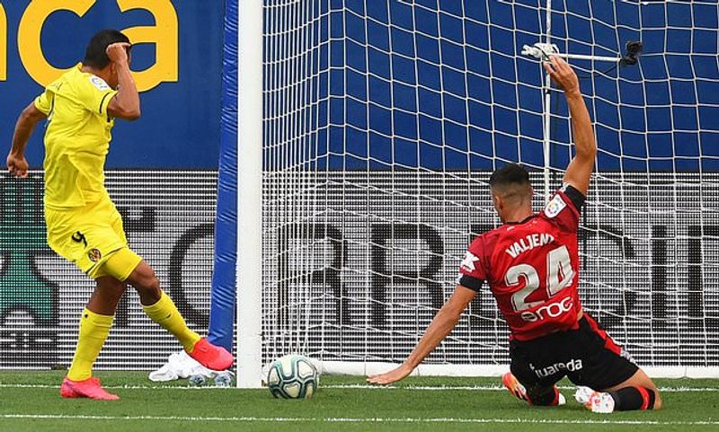 carlos bacca cetak gol (sorldsportstale com)