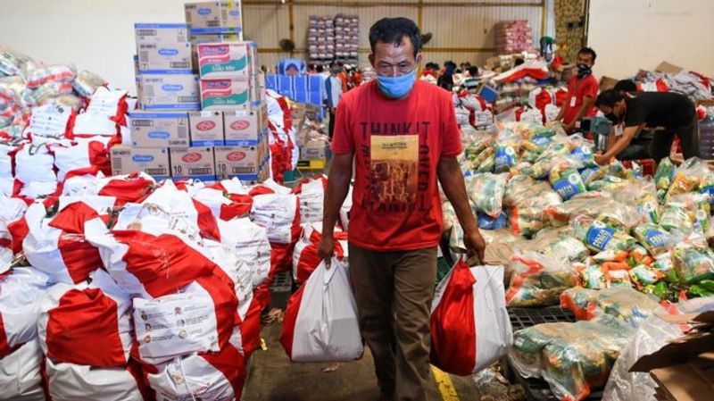 _111915352_antarafoto-pengemasan-paket-bansos-220420-mrh-2