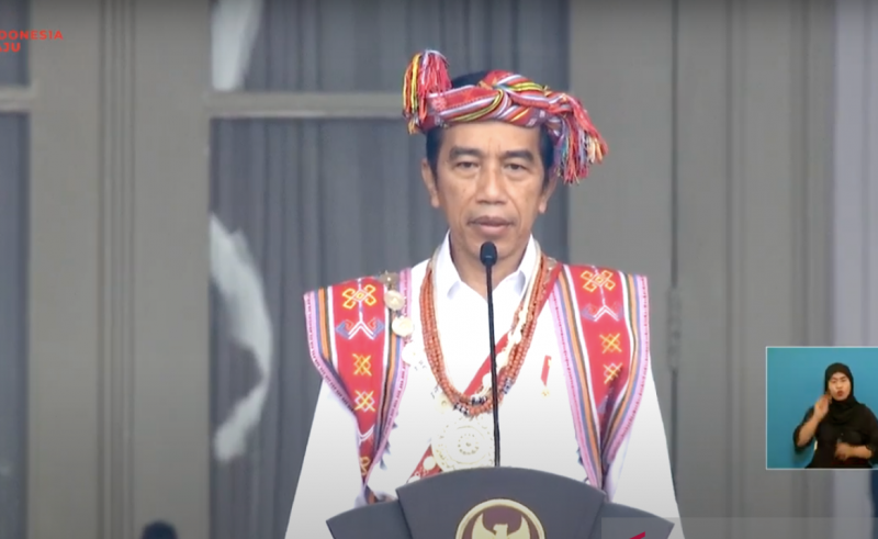 jokowi- baju adat