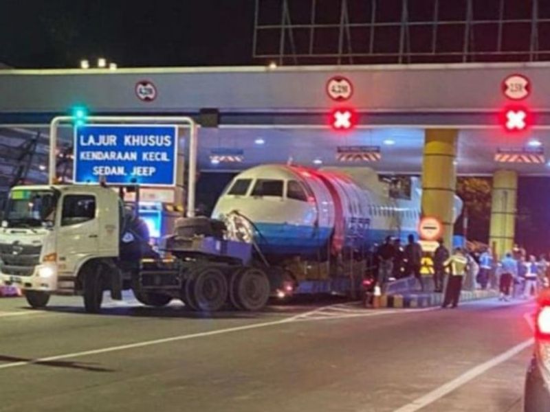 pesawat nyangkut di tol
