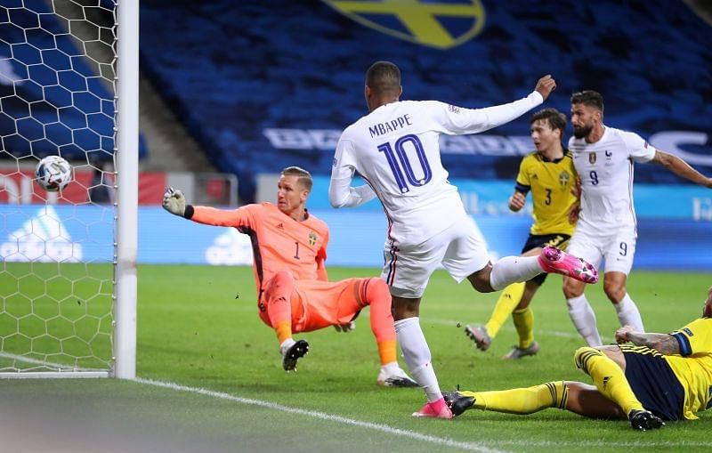 Kylian Mbappe cetak gol (sportskeeda com)