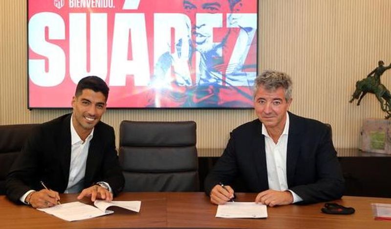 Luis Suarez (kiri)