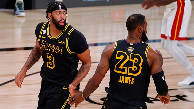 LeBron James dan Davis (ustoday com)
