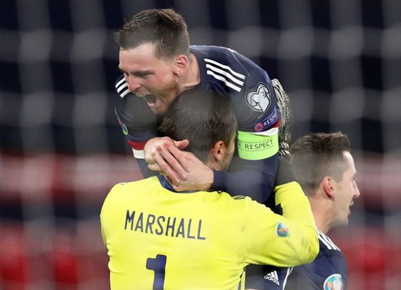 Andy Robertson dan David Marshall (dailymail)