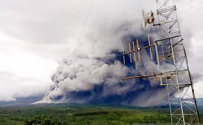 gunung semeru erupsi