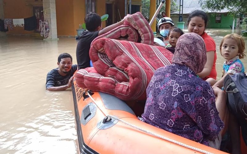 proses-evakuasi-warga-korban-banjir-akibat-tanggul-kali-cita-63