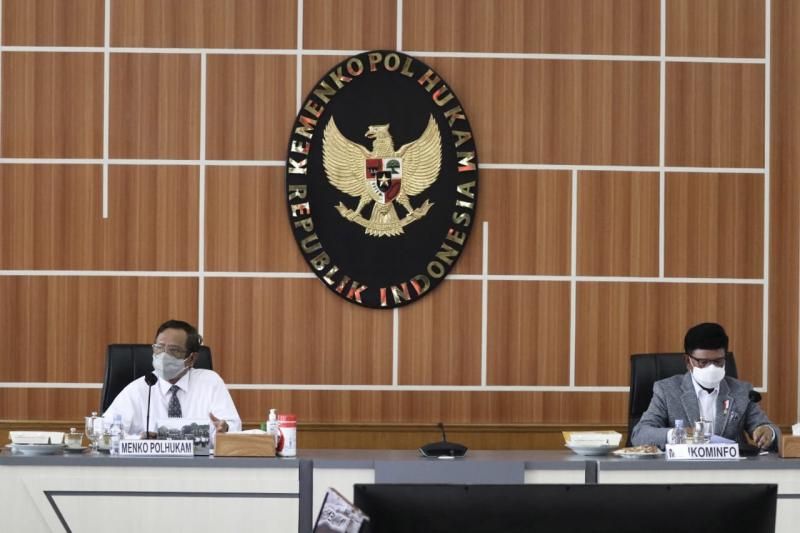 kominfo-menteri-johnny-rapat-tim-pengakjian-UU-ITE_polhukam-0