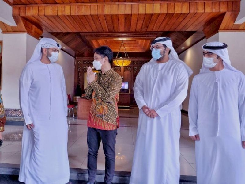 momen-gibran-sambut-perwakilan-uni-emirat-arab-bahasa-inggrisnya-bikin-salfok63_