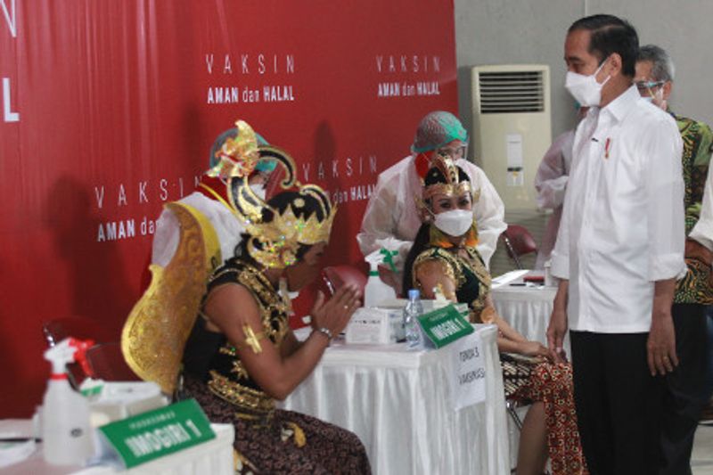 vaksin-massal-seniman
