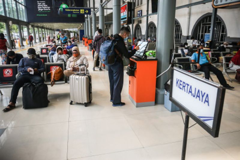 MUDIK LEBIH AWAL DI STASIUN PASAR SENEN