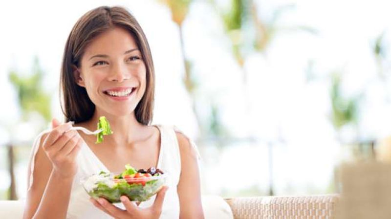51606-ilustrasi-perempuan-sedang-diet