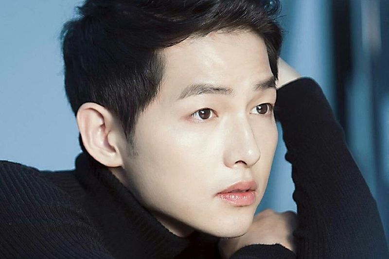 Song Joong Ki Lakukan Isolasi Mandiri Setelah Kontak Dekat Dengan Penderita Coro