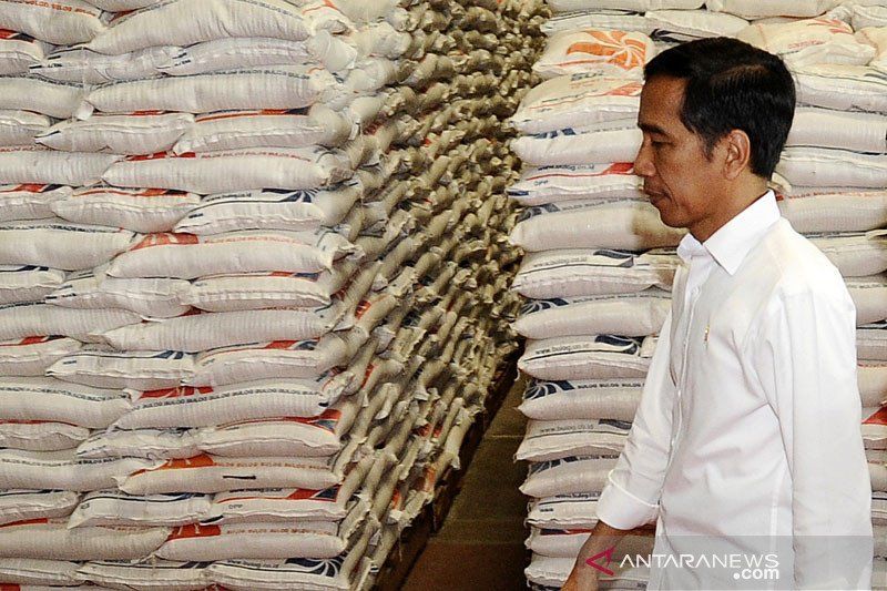 Jokowi-Tinjau-Penyaluran-Raskin-250215-wpa-5