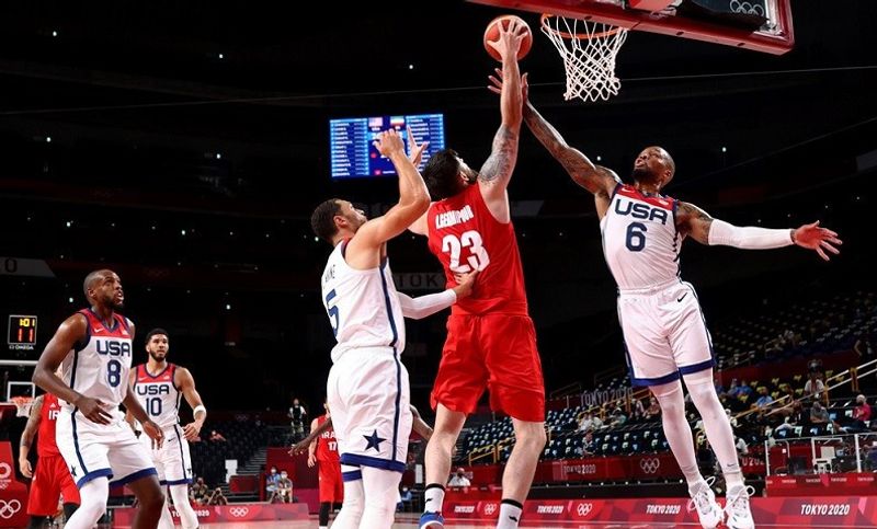 Pebasket Amerika Serikat Damian Lillard (kanan) berebut bola rebound dengan pema