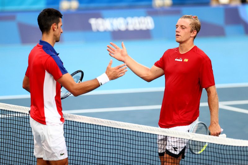 Petenis Serbia Novak Djokovic menyalami Alejandro Davidovic