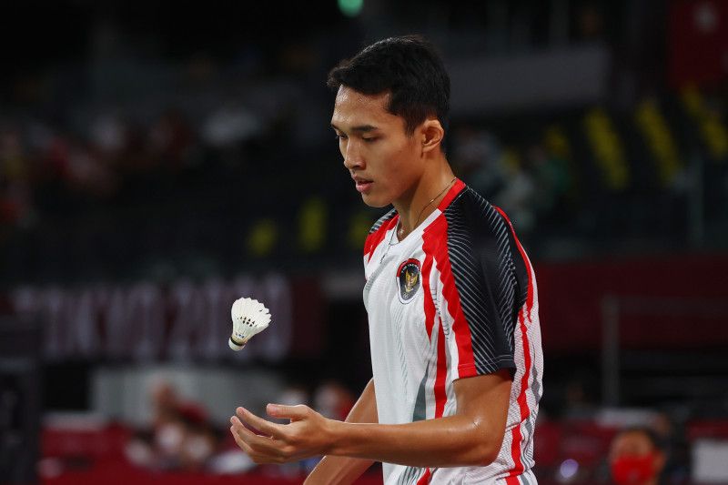 Pebulu tangkis tunggal putra Indonesia Jonatan Christie memegang kok saat mengha