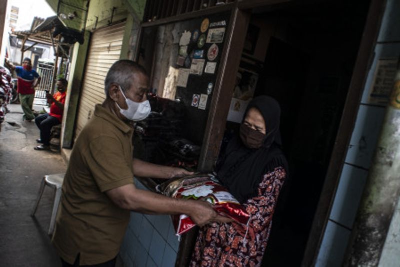 PENYALURAN BANTUAN SOSIAL NON TUNAI DKI JAKARTA (2)