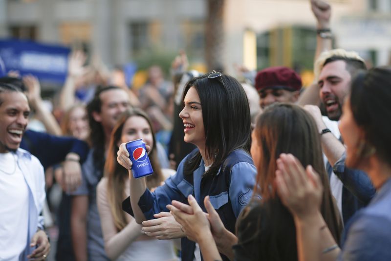 Ini Alasan Brand Ternama Italia Menuntut Kendall Jenner