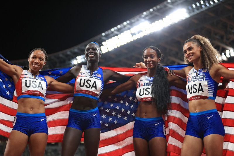 2021-08-07T125005Z_1832936884_SP1EH870ZNC4I_RTRMADP_3_OLYMPICS-2020-ATH-W-4X400M