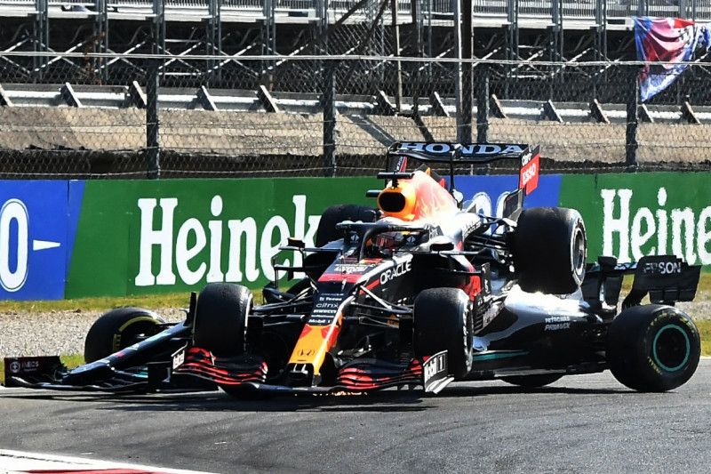 verstappen-hamilton-crash-imola
