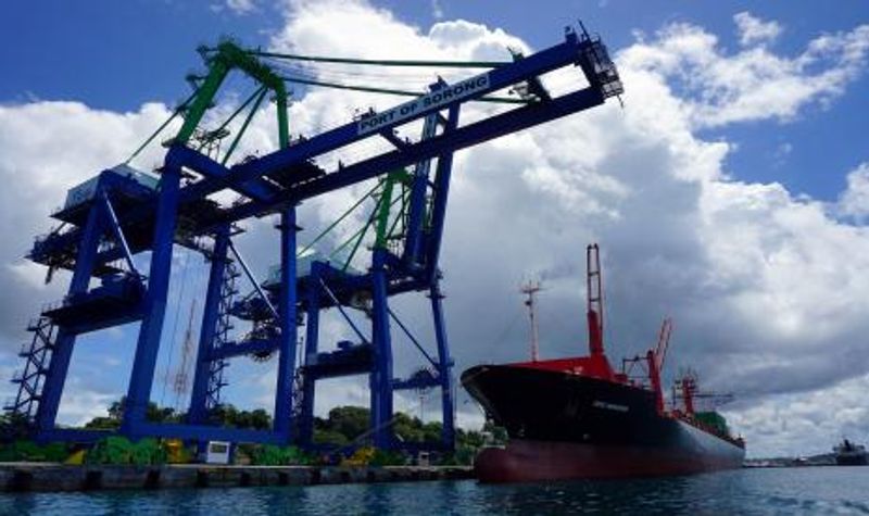 kapal-barang-bersandar-di-dermaga-pelabuhan-sorong-kota-sorong_210308173059-524