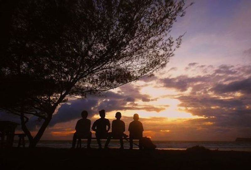 membludak-ribuan-wisatawan-serbu-pantai-serang-VLrRkeWMf8