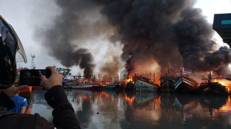 belasan kapal terbakar