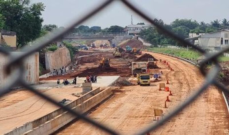 pekerja-dengan-menggunakan-alat-berat-menyelesaikan-pembangunan-jalan-tol_210913