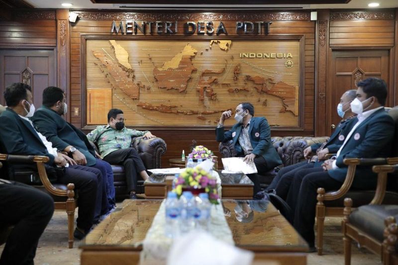 Mendes_PDTT_Abdul_Halim_Iskandar_menerima_kunjungan_Perwakilan_IDI_di_ruang_kerj
