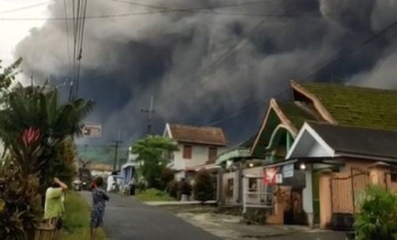 semeru meletus