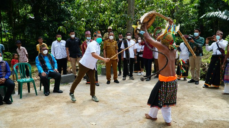 Mendes_PDTT_Abdul_Halim_Iskandar_disambut_secara_adat_di_Desa_Wae_Lolos
