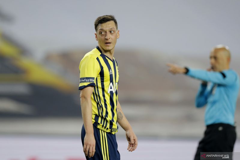 2021-02-06T174525Z_157198822_UP1EH261DBPWQ_RTRMADP_3_SOCCER-TURKEY-FEN-GAL