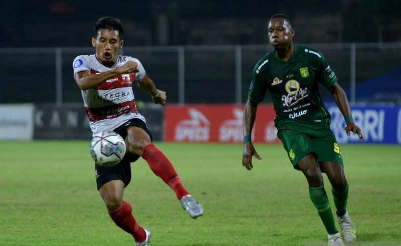 antarafoto-madura-united-lawan-persebaya-280222-fik-5