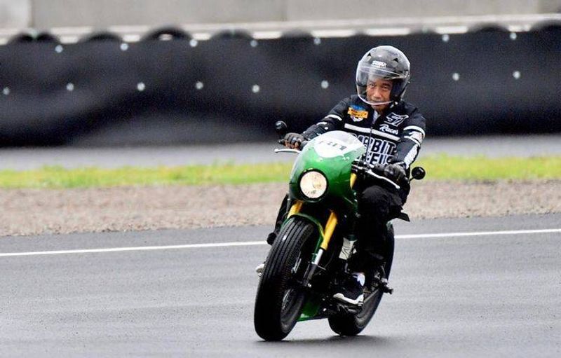 _525_Jokowi-akan-Parade-dengan-20-Pebalap-MotoGP-Mandalika