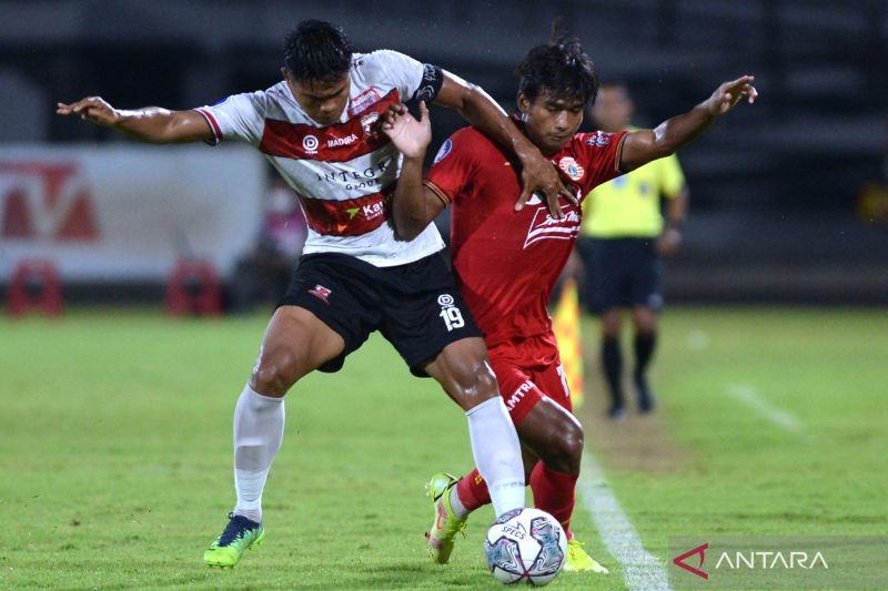 antarafoto-persija-jakarta-lawan-madura-united-170322-fik-2