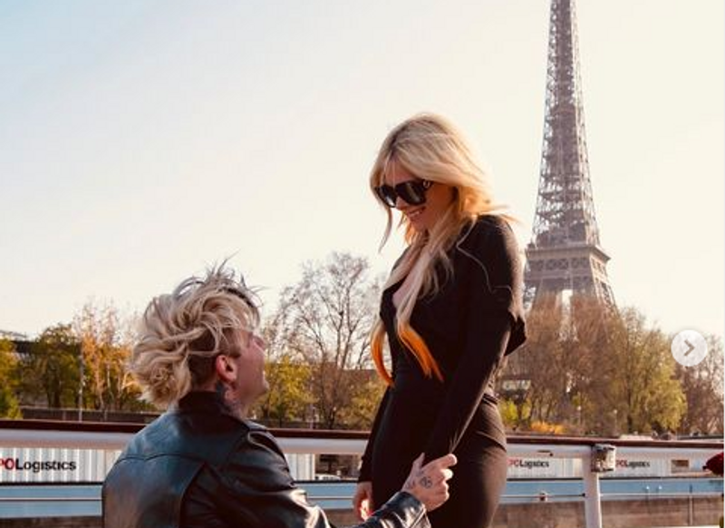 Avril Lavigne Dilamar Secara Romantis di Paris
