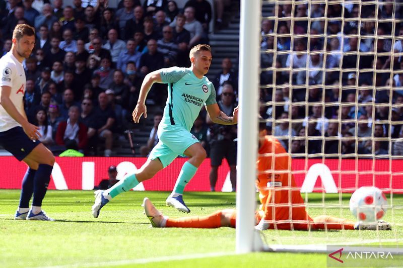 2022-04-16T132059Z_770655710_UP1EI4G112X7P_RTRMADP_3_SOCCER-ENGLAND-TOT-BRH-REPO