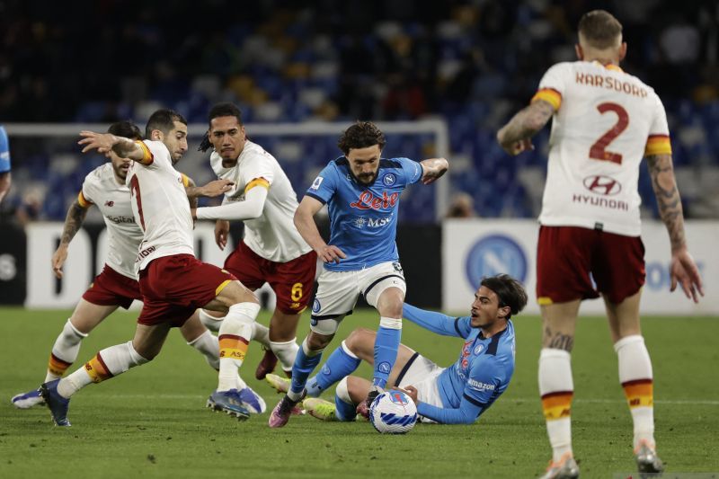 2022-04-18T190207Z_752137669_UP1EI4I1GVHVO_RTRMADP_3_SOCCER-ITALY-NAP-ROM-REPORT