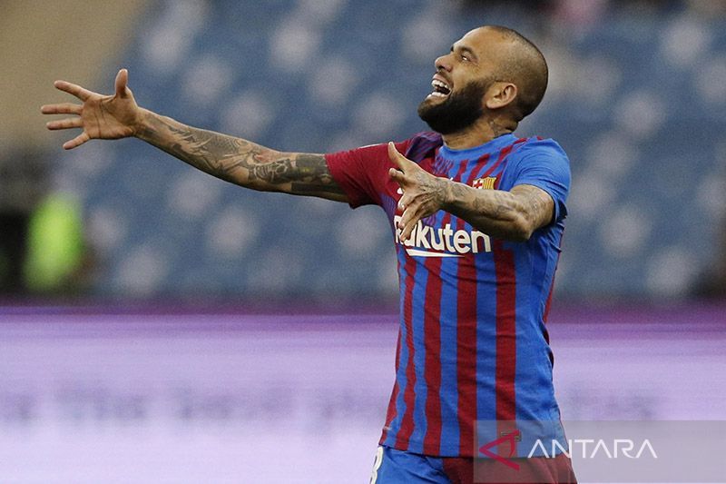 2022-01-12T205830Z_621843338_UP1EI1C1M9HHJ_RTRMADP_3_SOCCER-SPAIN-FCB-MAD-REPORT