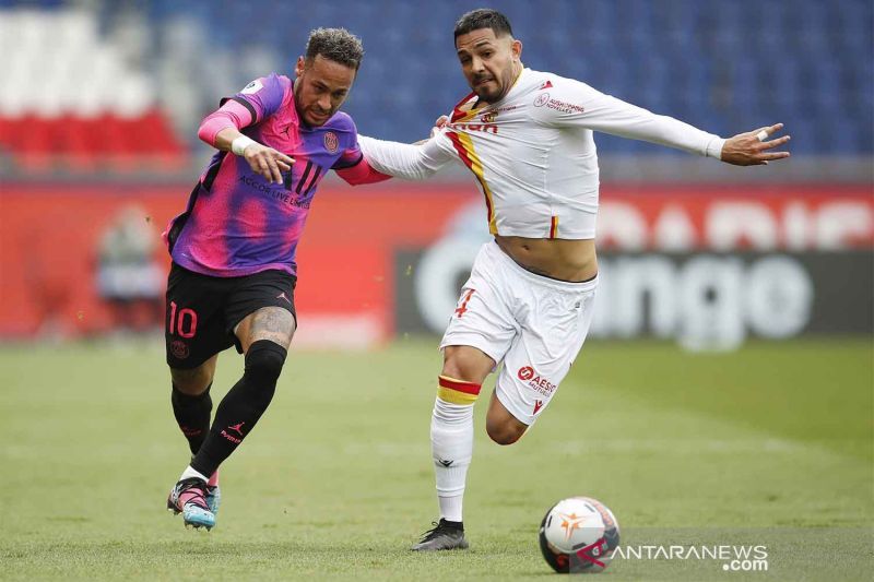 2021-05-01T152616Z_1789461009_UP1EH51172ACY_RTRMADP_3_SOCCER-FRANCE-PSG-LEN-REPO