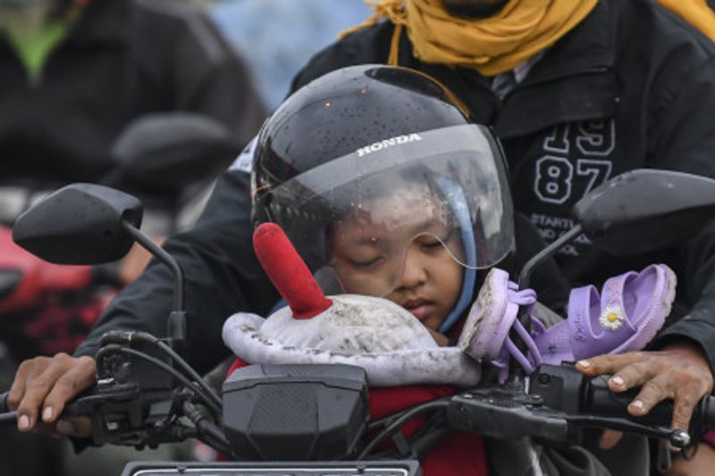 PEMUDIK MOTOR DI JALUR PANTURA CIREBON MULAI RAMAI (4)