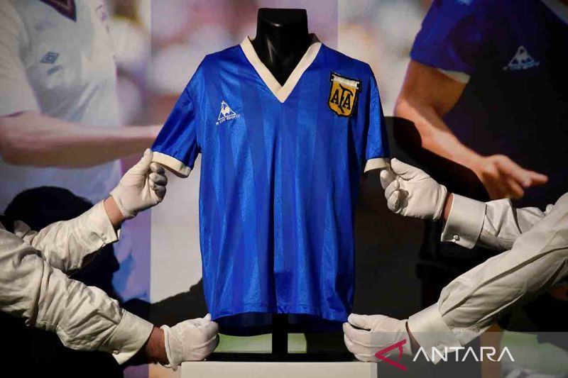 2022-04-20T100740Z_441153967_RC2WQT9UEKMA_RTRMADP_3_SOCCER-AUCTION-MARADONA